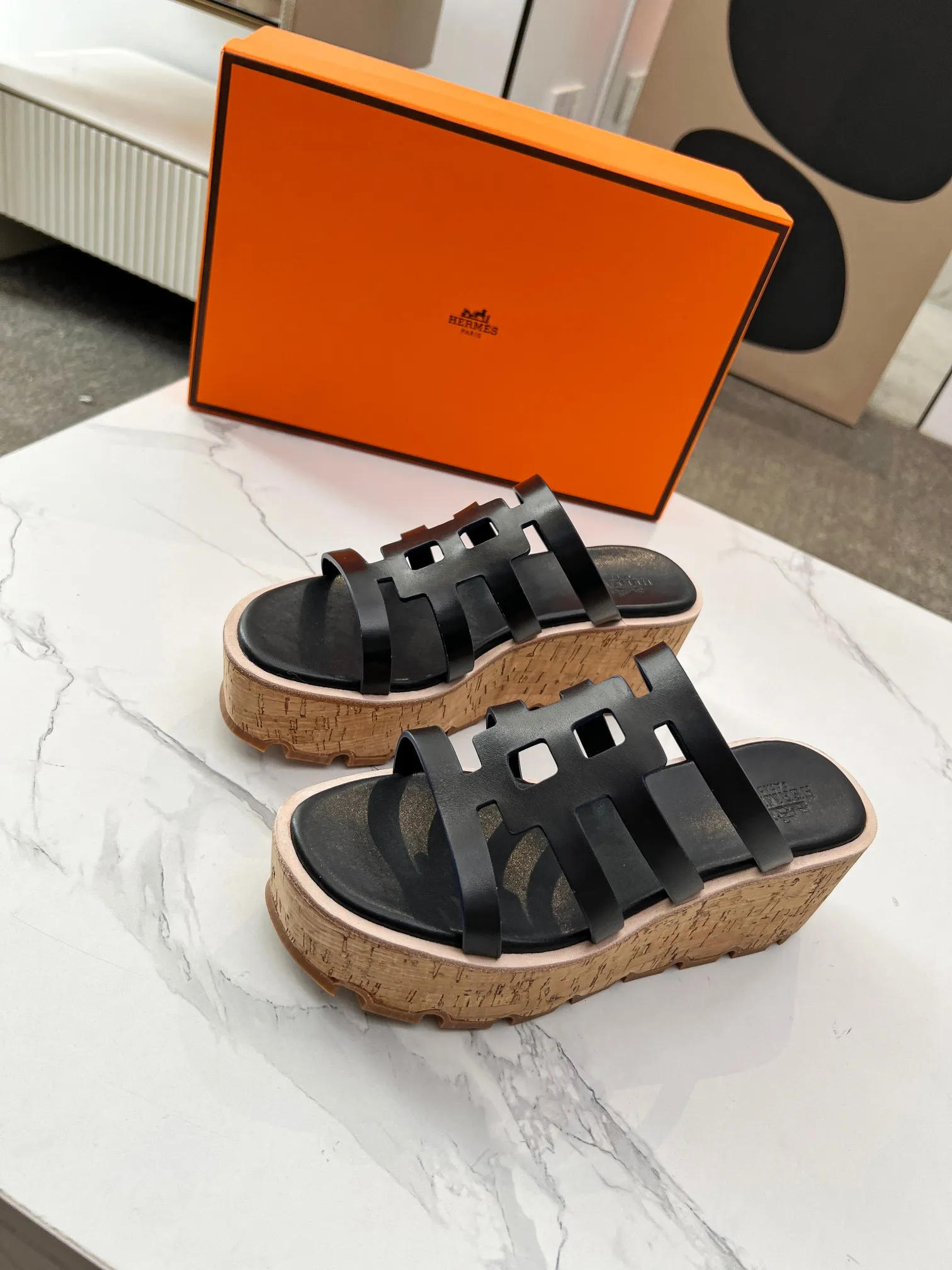 👟👟Ex-factory price 480👟👟 Hermès, upgraded version and workmanship materials. Hermes®🔴The highest version of handmade shoes on the market✨✨ Top product Hermès platform shoes🐎——————————The new model in early spring is the same as the original version, handmade by masters! ❥High-end customization, exclusive products, the highest version in the industry⚠❥Using: Hermers upper: Italian imported cowhide + sheepskin lining (pursuing top walking comfort) ✨～～〰〰〰〰❥ Packing: full set of original packaging━━━━Hermes━━━━━ size: 35-41 (42) customized and non-returnable)